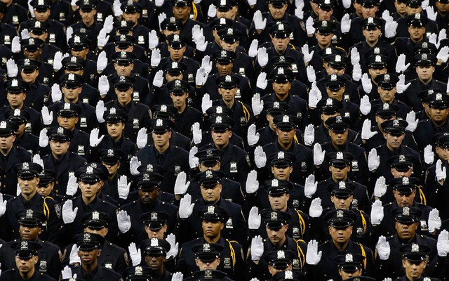 Các học viên khóa 2014 của Học viện cảnh sát New York tham dự lễ tốt nghiệp tại quảng trường Madison, New York, Mỹ.