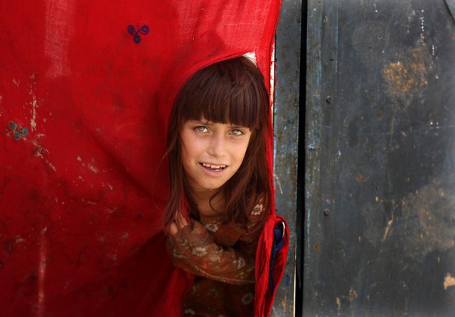 Bé gái người Pakistan được chụp ảnh sau khi chạy trốn khỏi cuộc xung đột sắc tộc ở Bannu.