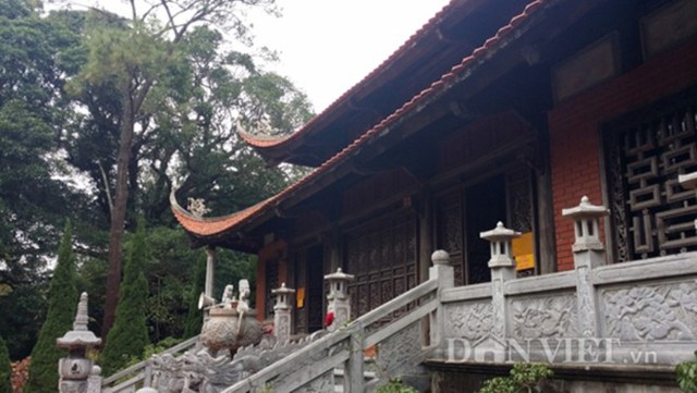 Theo giới thiệu của Wikipedia: Chùa Lôi Âm là một ngôi chùa cổ nổi tiếng ở Quảng Ninh với phong cảnh rất đẹp và nổi tiếng linh thiêng. Hội chùa Lôi Âm diễn ra vào đúng dịp Tết cổ truyền thu hút hàng vạn người đến cầu may