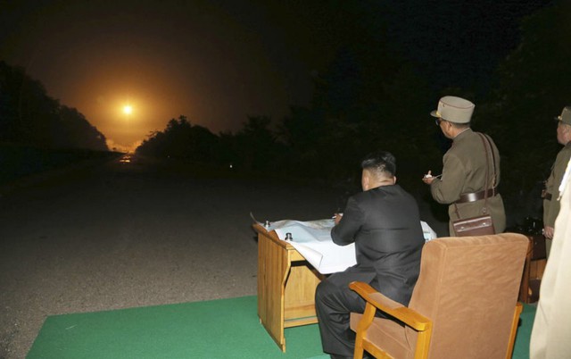 Nhà lãnh đạo Triều Tiên Kim Jong-un trực tiếp chỉ huy một cuộc tập trận bắn tên lửa chiến thuật của Lực lượng chiến lược quân đội Triều Tiên.