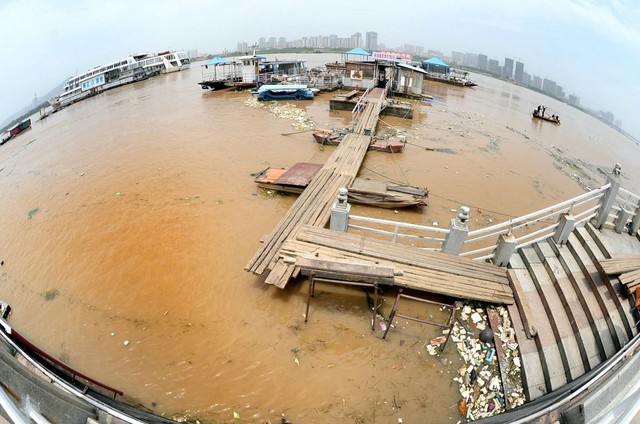 Nước lũ dâng cao trên sông Tương ở thành phố Trường Sa, Hồ Nam, Trung Quốc.