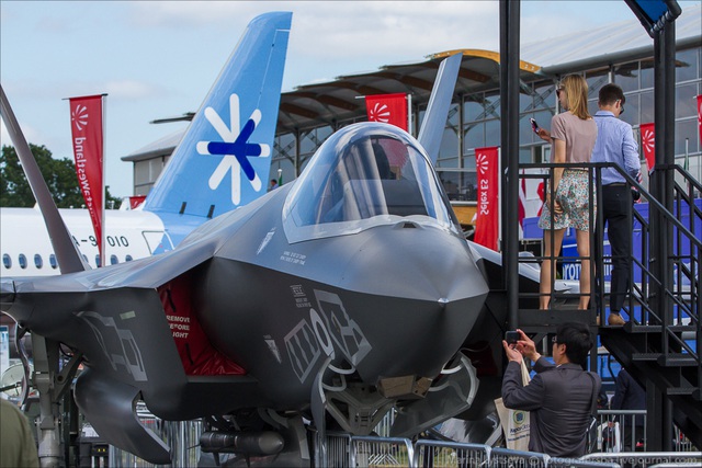 Khách tham qua đến Farnborough 2014 sẽ không được xem F-35 bay trình diễn lo lệnh cấm bay sau hàng loạt sự cố kỹ thuật.