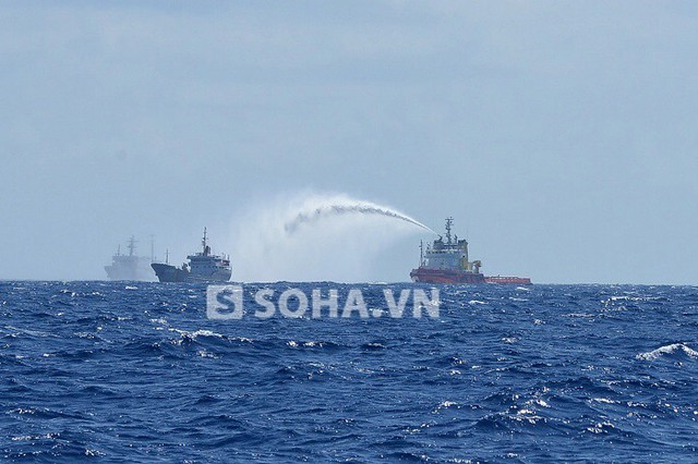 Tàu Trung Quốc số hiệu 242 phun vòi rồng vào tàu KN635 của Việt Nam ngày 1/6 tại khu vực giàn khoan Hải Dương 981