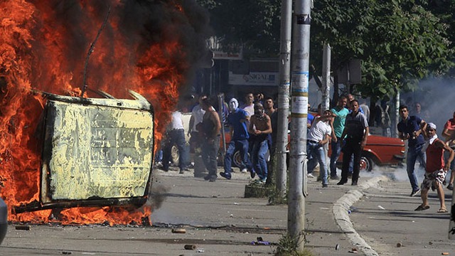 Người biểu tình đốt xe ô tô và ném đá vào cảnh sát chống bạo động tại thị trấn Mitrovica, Kosovo.