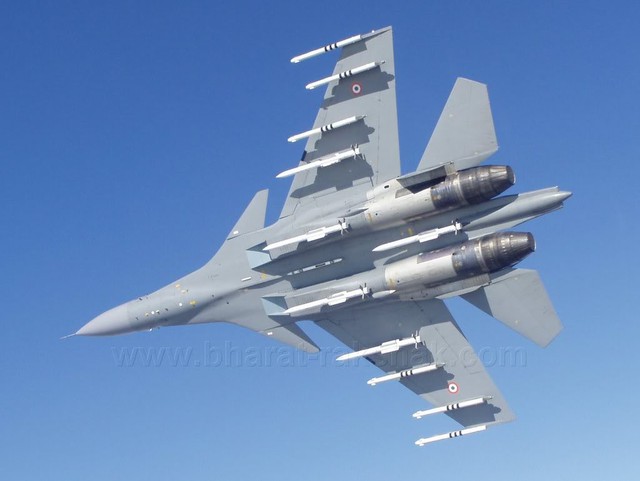 R-77 dưới cánh Su-30 MKI