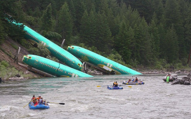 Các thân của máy bay Boeing 737 rơi xuống sông Clark Fork, sau khi tàu hỏa chở các thân máy bay này trật đường ray gần Missoula, Montana, Mỹ.