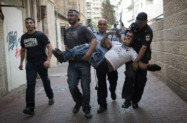 Cảnh sát Israel bắt giữ một người biểu tình trong lễ tang của 3 thiếu niên người Israel ở Jerusalem.