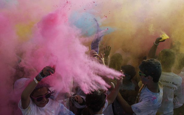 Mọi người tham gia lễ hội sắc màu Colour 5K Run ở San Pedro Garza Garcia ngoại ô Monterrey, Mexico.