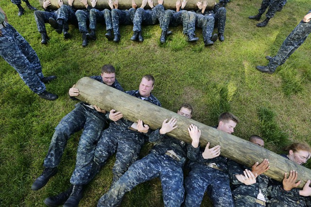 Các học viên năm thứ nhất tại Học viện Hải quân Mỹ nỗ lực vượt qua thử thách vác gỗ tập thể trong cuộc kiểm tra sức mạnh tinh thần và thể chất  mang tên Sea Trials ở Annapolis.