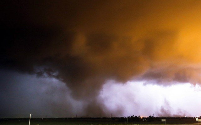 Cận cảnh lốc xoáy đanh hình thành ở McPherson, bang Kansas, Mỹ.