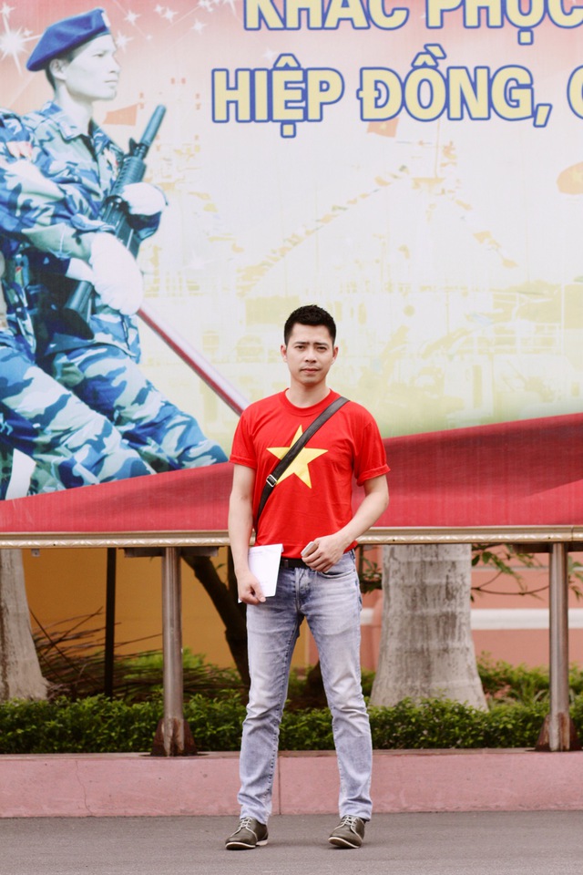 Thực hiện sứ mệnh bà con Kiều bào giao phó, Kevin Tuấn Hùng mặc một chiếc áo phông có in hình quốc kỳ để bày tỏ tình yêu tổ quốc.