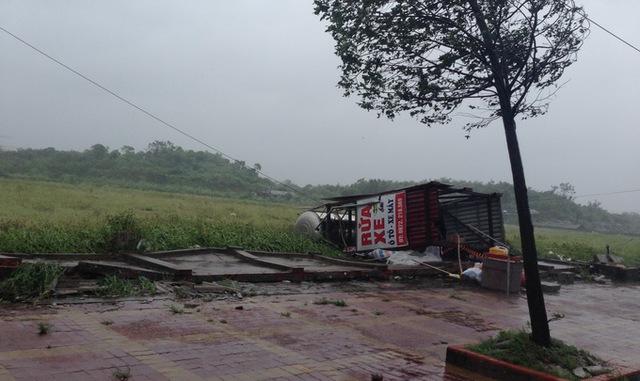 Một bức tường và  kiot rửa xe ở TP Móng Cái bị gió bão giật đổ - Ảnh: VÕ VĂN THÀNH