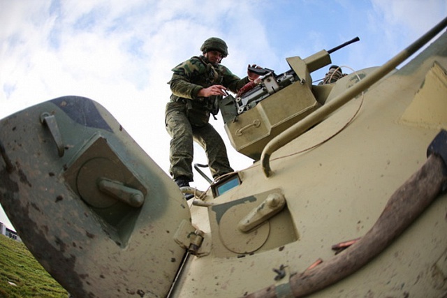 Xe bọc thép chở quân BTR-82 tham gia cuộc diễn tập chiến đấu của lực lượng bảo vệ bờ biển Baltic. 