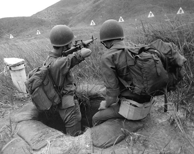 AR-15 và M16 được thử nghiệm đầu tiên trên chiến trường Việt Nam