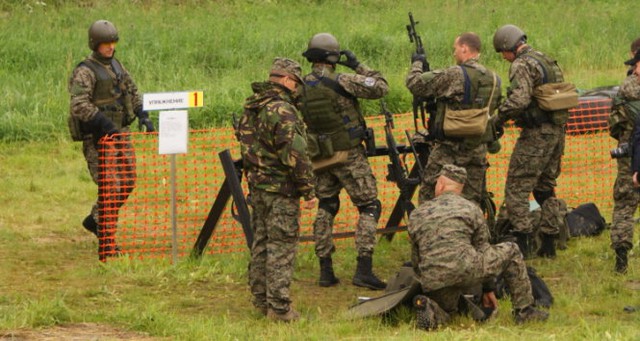 Các vệ sĩ thuộc Cục Bảo vệ liên bang Nga (FSO) tập luyện với các loại vũ khí Ảnh: Pravda