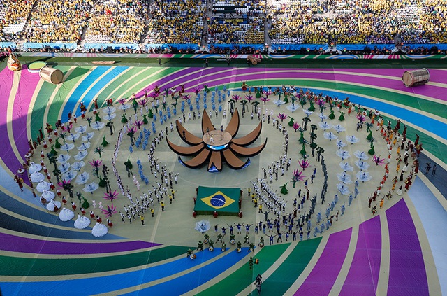 Lễ khai mạc World Cup 2014 rực rỡ nhiều màu sắc trên sân vận động Corinthians Arena ở Sao Paulo, Brazil.