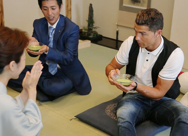Cris Ronaldo lạ lẫm với trà đạo của Nhật Bản