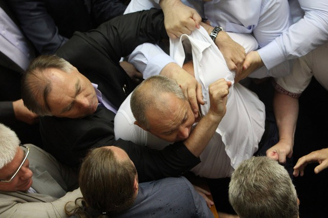 Các nghị sĩ Ukraine xô sát với nhau trong một phiên họp của quốc hội tại thủ đô Kiev.