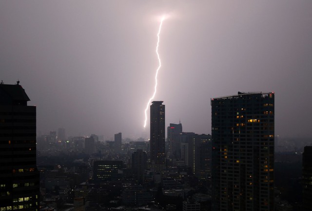 Sét đánh sáng lóa trên các tòa nhà cao tầng ở thủ đô Tokyo, Nhật Bản.