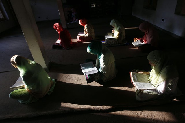 Các bé gái đọc kinh Koran trong tháng lễ Ramadan của người Hồi giáo tại trại trẻ mồ côi Gulshan-e-Banaat ở ngoại ô Srinagar, Ấn Độ.