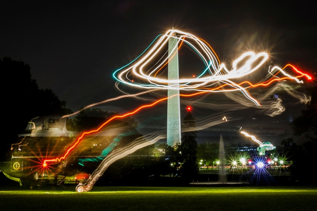 Chiếc trực thăng Marine One chuyên chở Tổng thống Mỹ hạ cánh xuống khuôn viên của Nhà Trắng, Washington.