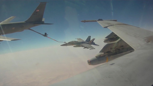 Một máy bay chiến đấu F/A-18F Super Hornet của quân đội Mỹ tiếp nhiên liệu trên không, sau khi cất cánh khỏi tàu sân bay USS George H.W. Bush ở vịnh Ả-rập.