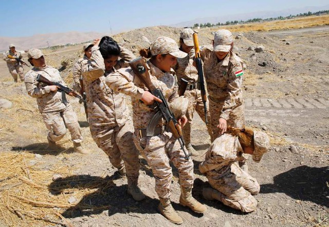 Các nữ binh sĩ người Kurd tham gia huấn luyện tại Sulaimaniya, Iraq.