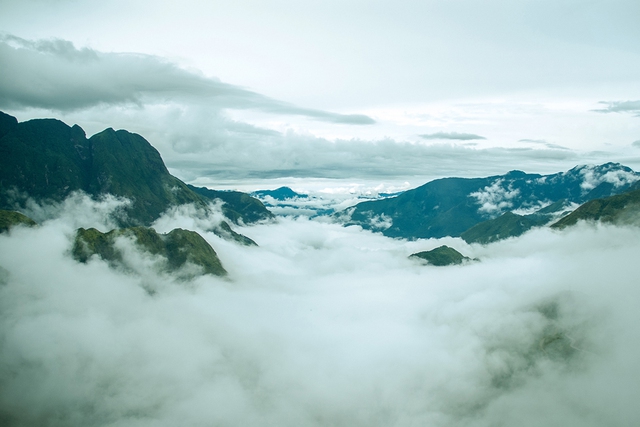 Khi đi qua đèo Ô Quy Hồ với mây vờn xung quanh núi, du khách cảm giác thư thái, quên hết những bộn bề của cuộc sống thường ngày. (Ảnh: Vũ Đình Tú)