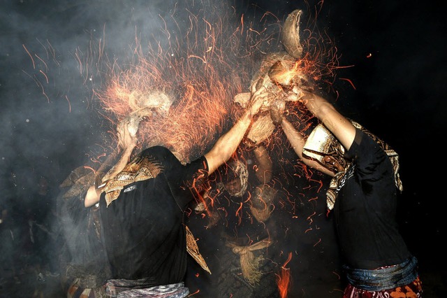 Mọi người tham gia nghi thức chiến lửa trong lễ lễ hội Siat Geni tại ngôi đền Dalem ở Tuban, Indonesia.