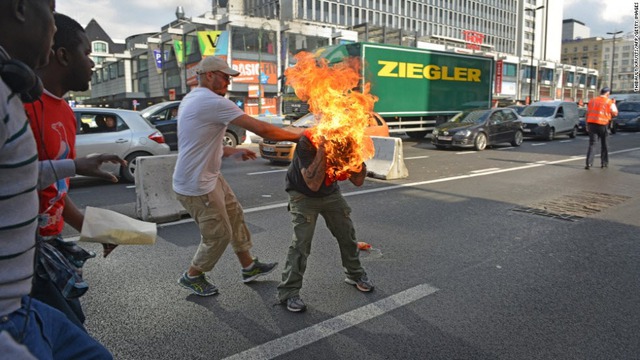 Người đàn ông tự thiêu trong cuộc biểu tỉnh của những người nhập cư trái phép ở Brussels, Bỉ.
