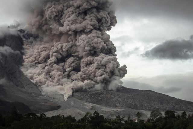 Tro bụi tiếp tục phun trào dữ dội từ núi lửa Sinabung ở Karo, Indonesia.