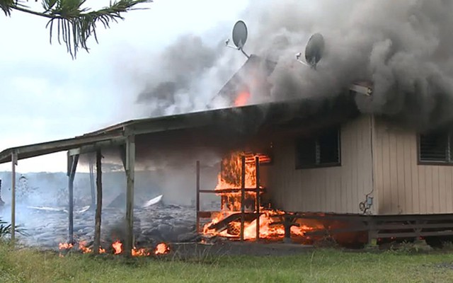 Dung nham từ núi nửa Kilauea đốt cháy một ngôi nhà ở Pahoa, Hawaii, Mỹ.