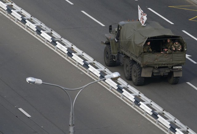 Binh lính ủng hộ phe ly khai ở miền đông Ukraine ngồi trên một chiếc xe tải ở thành phố Donetsk.