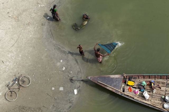 Mọi người tắm, giặt dưới sông Kaliganga ở ngoại ô thành phố Dhaka, Bangladesh.