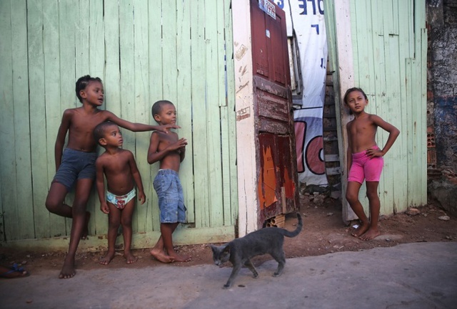 Trẻ em tập trung chơi ngoài ngôi nhà tại một làng chài ở Sao Luis, Brazil.