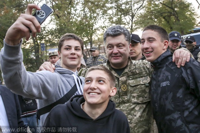 Ngày 10/10/2014, Tổng thống Ukraine Petro Poroshenko thị sát quân đội tại Donetsk và chụp hình tự sướng cùng dân chúng. Nguồn: dfic.cn