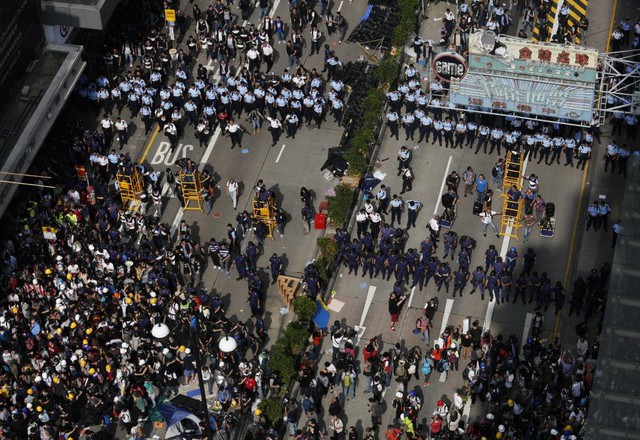 Cảnh sát kêu gọi người biểu tình rơi khỏi khu phố thương mại Mongkok, Hong Kong.