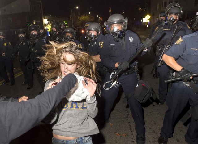 Người biểu tình bỏ chạy khi bị cảnh sát chống bạo động xua đuổi Berkeley, California, Mỹ. Những người biểu tình phải đối tình trạng cảnh sát bạo lực trong thời gian gần đây.