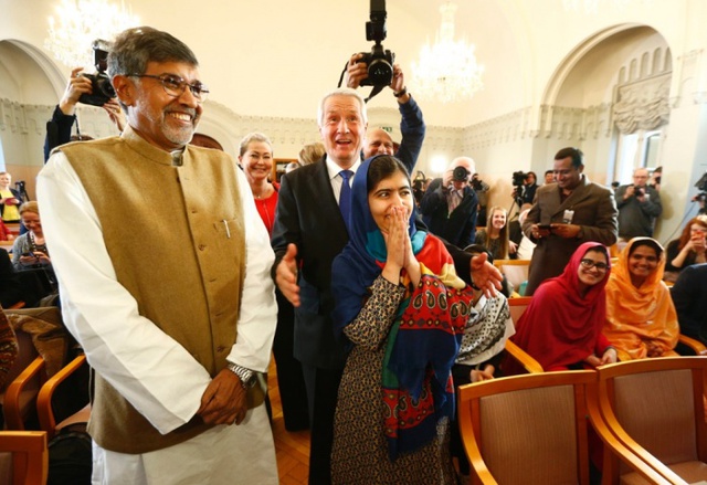 Hai chủ nhân của giải Nobel Hòa bình Kailash Satyarthi và Malala Yousafzai đến dự buổi họp báo tại Viện Nobel ở Oslo, Na Uy.