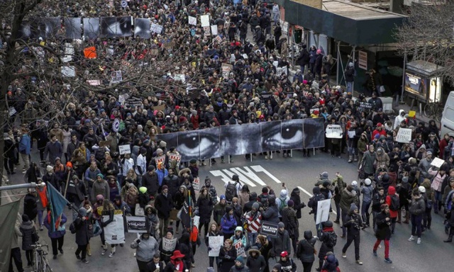Người dân diễu hành phản đối bạo lực cảnh sát, trên đường phố ở New York, Mỹ.