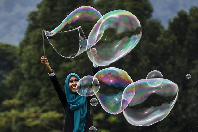 Cô gái chơi bong bóng vào dịp nghỉ Giáng sinh trong một công viên ở Kuala Lumpur, Malaysia.