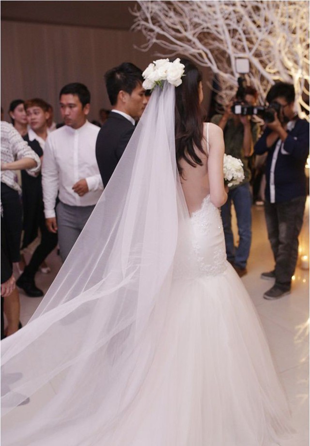Cận cảnh chiếc váy cưới trị giá nửa tỷ đồng của Thủy Tiên nhìn từ phía sau.