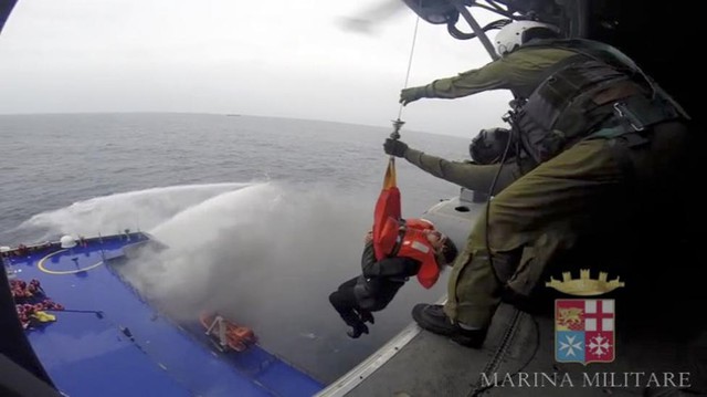 Máy bay trực thăng của Hải quân Italia giải cứu một hành khách khỏi phà Norman Atlantic bốc cháy ngoài khơi, Hi Lạp.