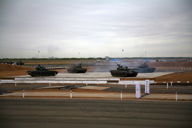 Ở bên ngoài, các xe tăng T-72 thi nhau trình diễn. 