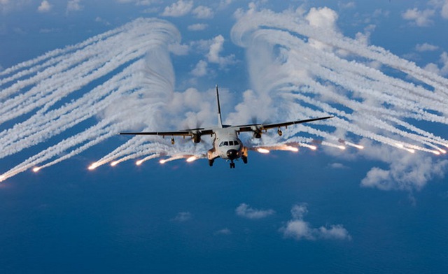 C-295 phóng mồi bẫy nhiệt đánh lừa tên lửa địch.