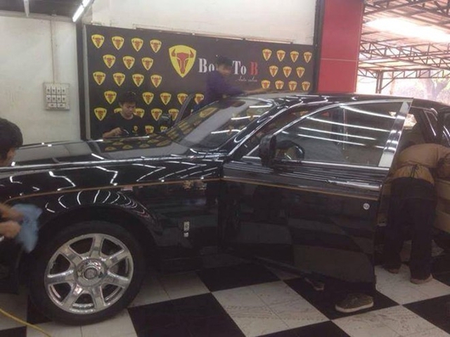 siêu xe Rolls-Royce Phantom in hình rồng của đại gia Hà Tĩnh vừa được bắt gặp ở Lào trong một garage sửa xe.