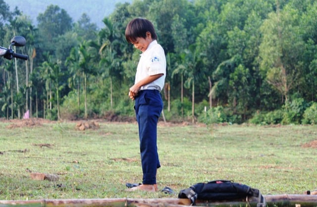 lội sông, đến trường, sông Đinh, phập phồng