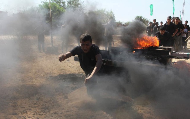 Một cậu bé Palestine tham gia huấn luyện quân sự tại một trại hè do phong trào Hamas tổ chức ở thành phố Rafah, Dải Gaza.