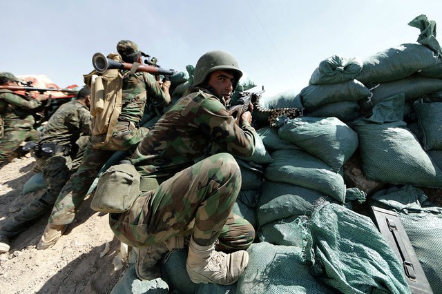Lực lượng an ninh người Kurd tham gia chiến đấu chống phiến quân Hồi giáo ISIL ở Taza Khormato, Iraq.