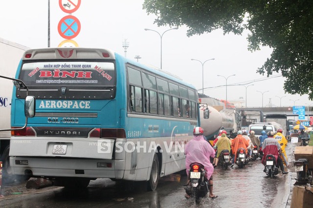 Tình trạng kẹt xe tại nút giao thông QL1 - Hương lộ 2 - đường Tây Lân càng nghiêm trọng hơn khi trời đổ mưa to